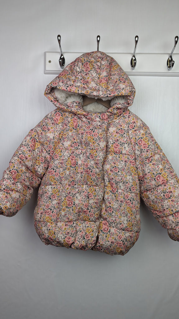 PLAYWEAR F&F Pink Floral Puffer Coat - Girls 2-3 Years F&F Used, Preloved, Preworn & Second Hand Baby, Kids & Children's Clothing UK Online. Cheap affordable. Brands including Next, Joules, Nutmeg, TU, F&F, H&M.