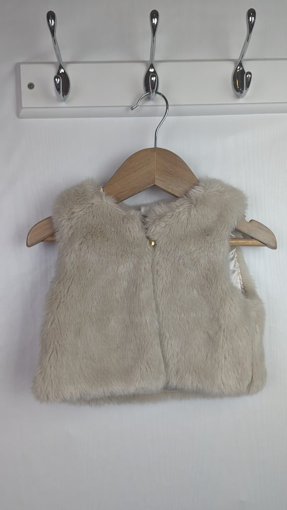 H&M Beige Faux Fur Gilet - Girls 9-12 Months H&M Used, Preloved, Preworn & Second Hand Baby, Kids & Children's Clothing UK Online. Cheap affordable. Brands including Next, Joules, Nutmeg, TU, F&F, H&M.