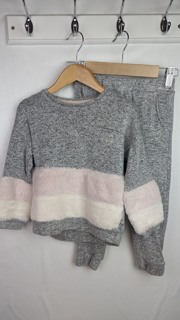 F&F Grey Faux Fur Jumper & Bottoms Outfit - Girls 2-3 Years F&F Used, Preloved, Preworn & Second Hand Baby, Kids & Children's Clothing UK Online. Cheap affordable. Brands including Next, Joules, Nutmeg, TU, F&F, H&M.