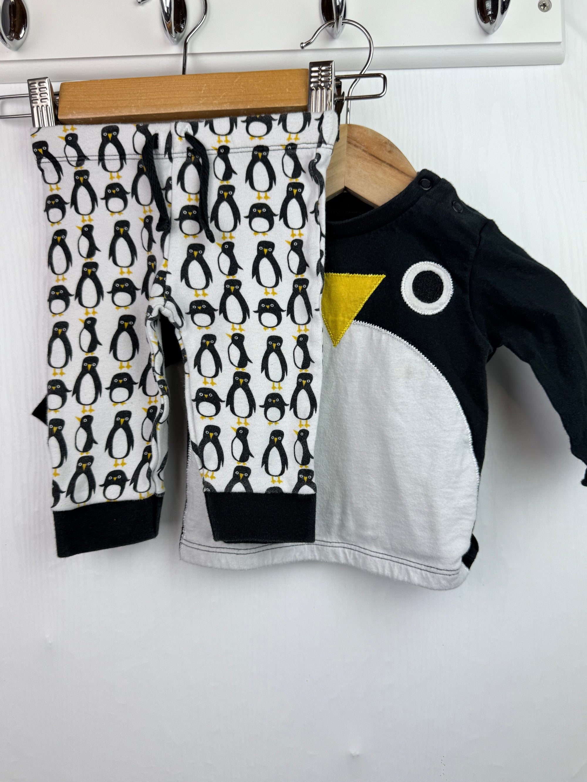F&F Penguin Pyjama Set - Unisex 0 - 3 Months - Little Ones Preloved. Second Hand Children's & Preloved Baby, Kids, Girls & Boys Clothes. UK online