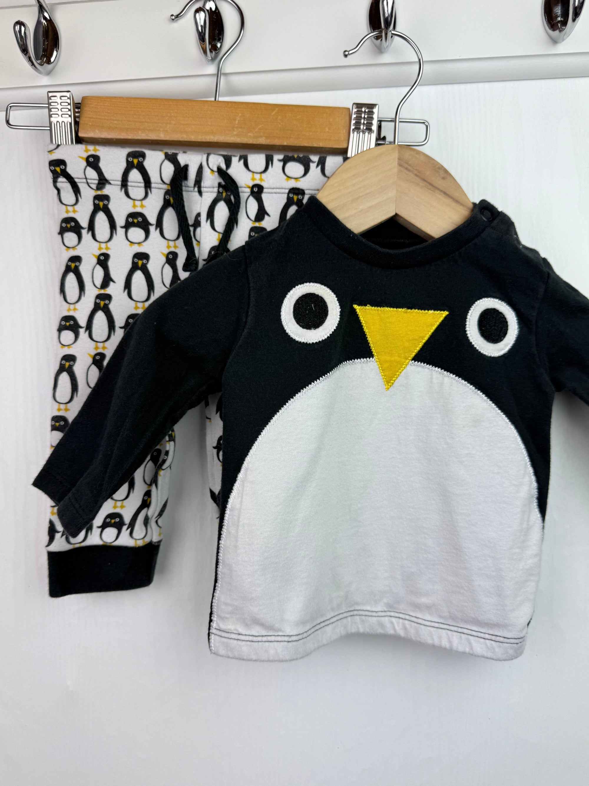 F&F Penguin Pyjama Set - Unisex 0 - 3 Months - Little Ones Preloved. Second Hand Children's & Preloved Baby, Kids, Girls & Boys Clothes. UK online