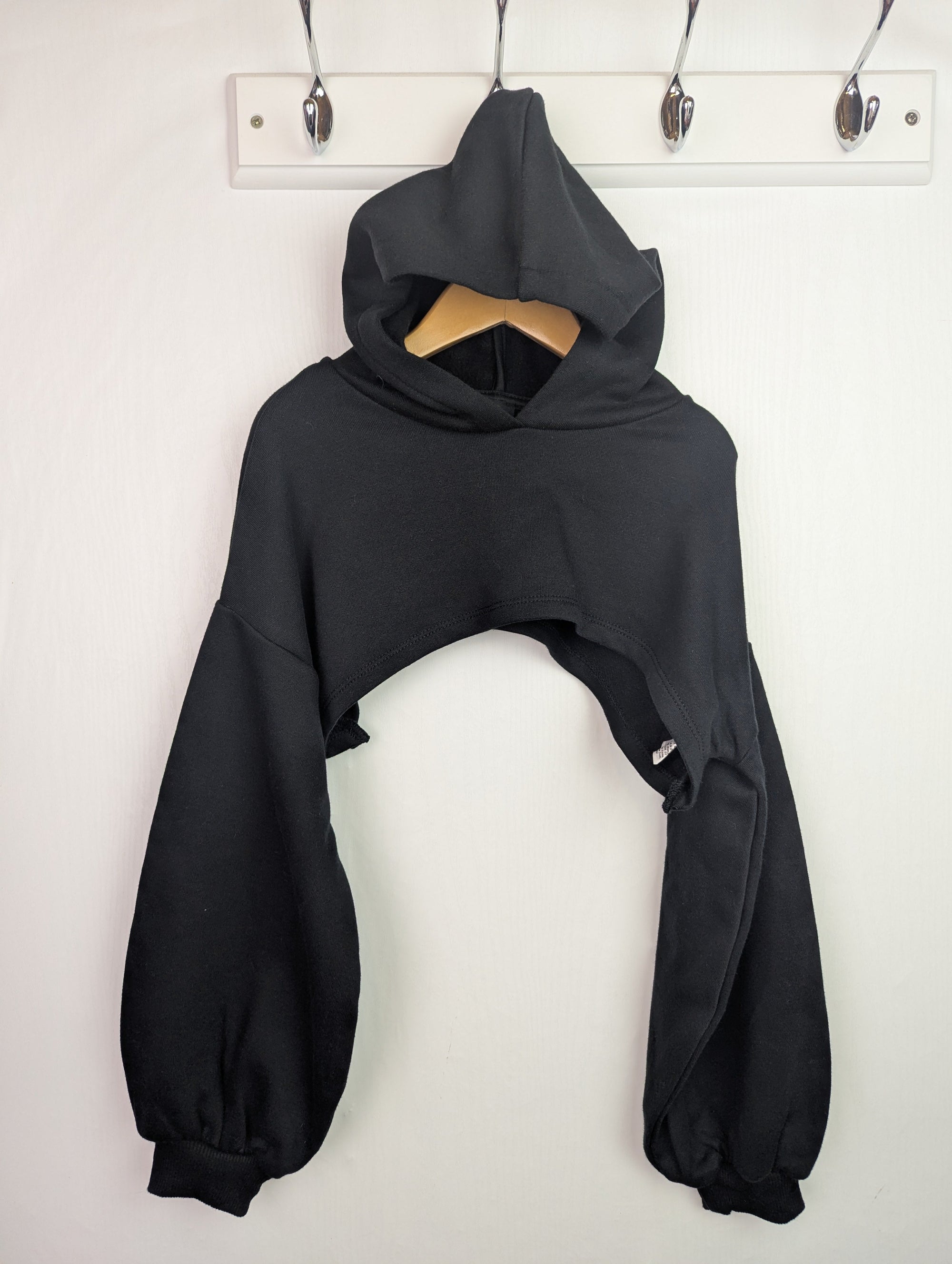 NWOT's River Island Black Crop Jumper - Girls 7 - 8 Years - Little Ones Preloved. Second Hand Children's & Preloved Baby, Kids, Girls & Boys Clothes. UK online