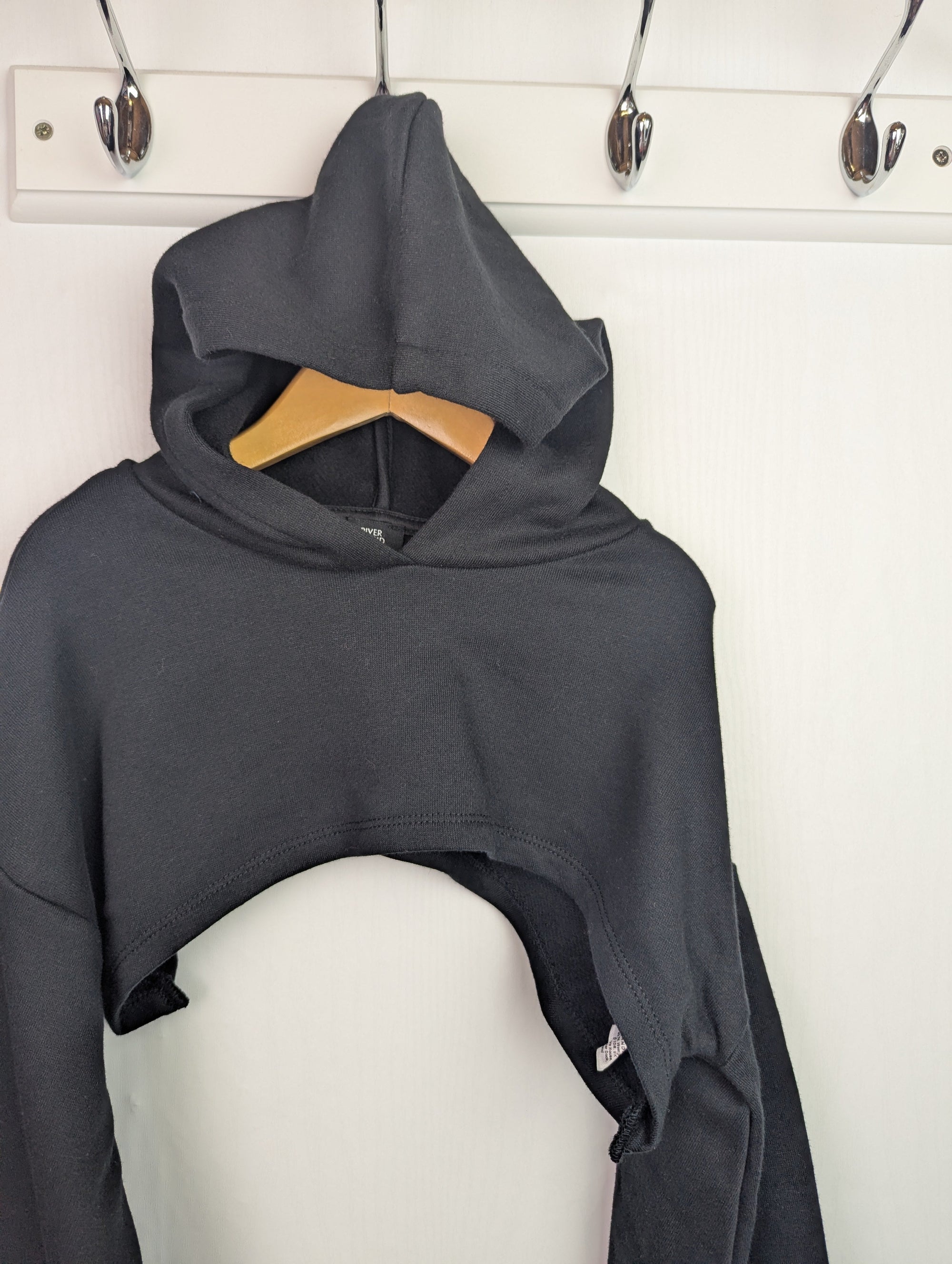 NWOT's River Island Black Crop Jumper - Girls 7 - 8 Years - Little Ones Preloved. Second Hand Children's & Preloved Baby, Kids, Girls & Boys Clothes. UK online