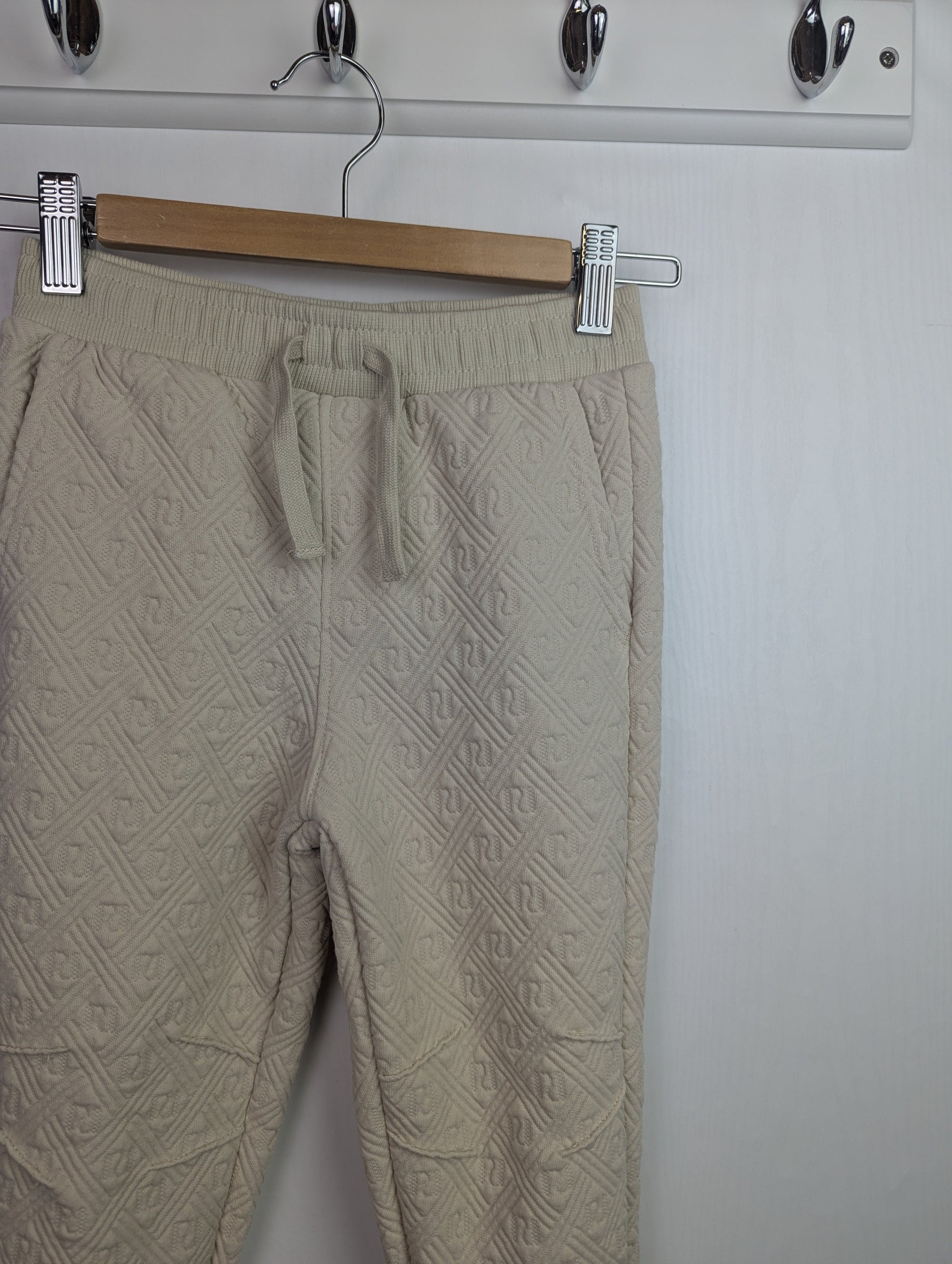 NWOT's River Island Cream Joggers - Boys 4 - 5 Years - Little Ones Preloved. Second Hand Children's & Preloved Baby, Kids, Girls & Boys Clothes. UK online