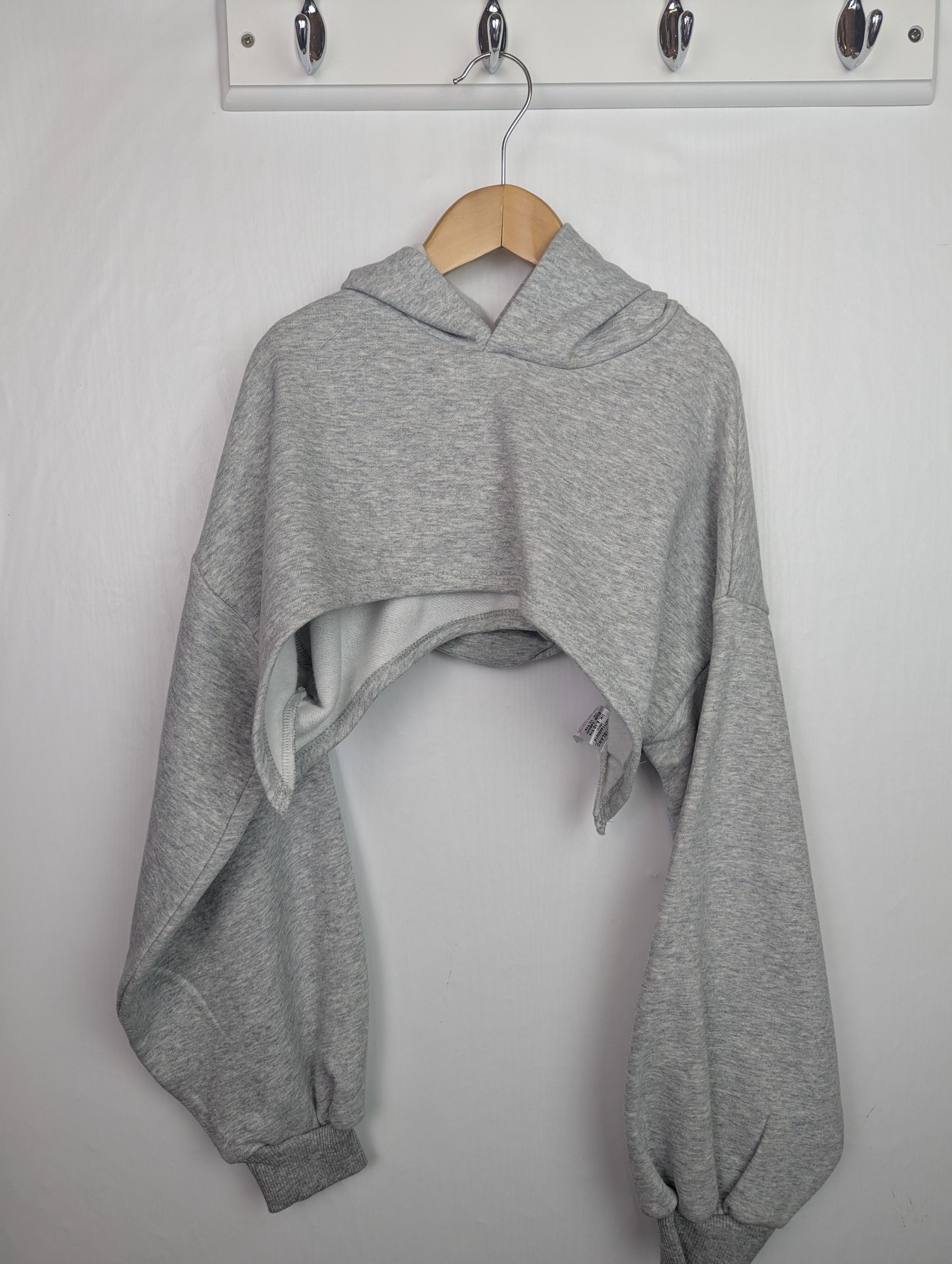 NWOT's River Island Cropped Hoodie - Girls 9 - 10 Years - Little Ones Preloved. Second Hand Children's & Preloved Baby, Kids, Girls & Boys Clothes. UK online