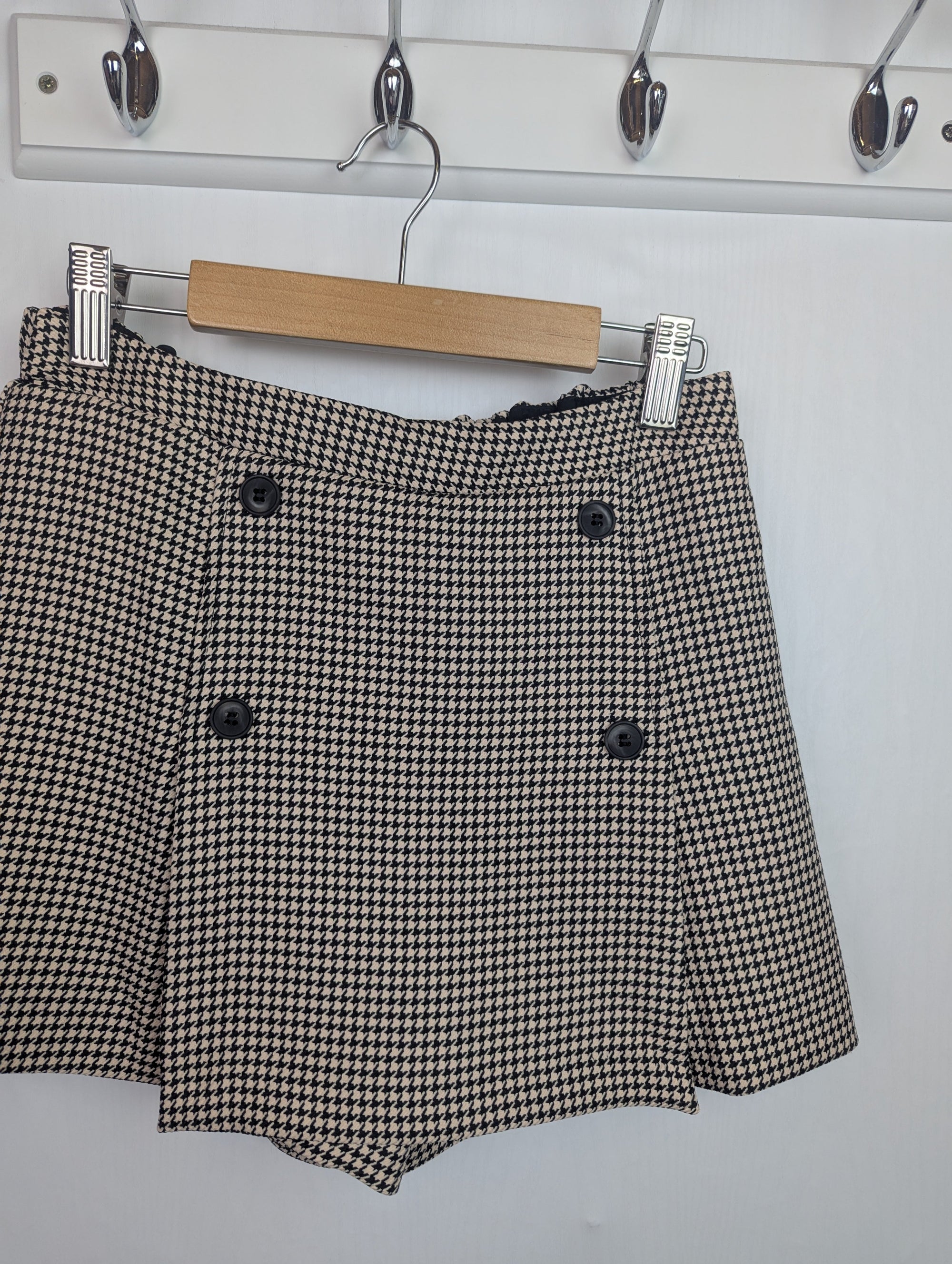 NWOT's River Island Dog Tooth Skort - Girls 11 - 12 Years - Little Ones Preloved. Second Hand Children's & Preloved Baby, Kids, Girls & Boys Clothes. UK online