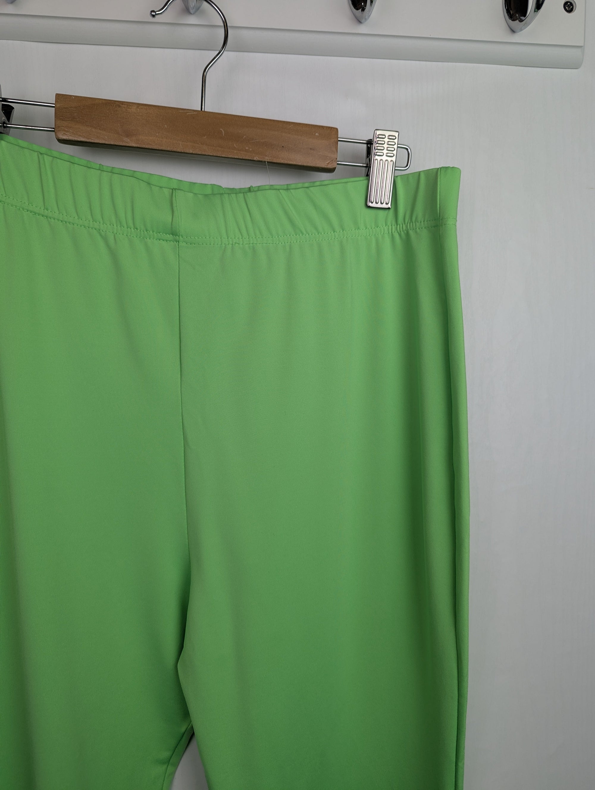 NWOT's River Island Green Flared Leggings - Girls 15 - 16 Years - Little Ones Preloved. Second Hand Children's & Preloved Baby, Kids, Girls & Boys Clothes. UK online