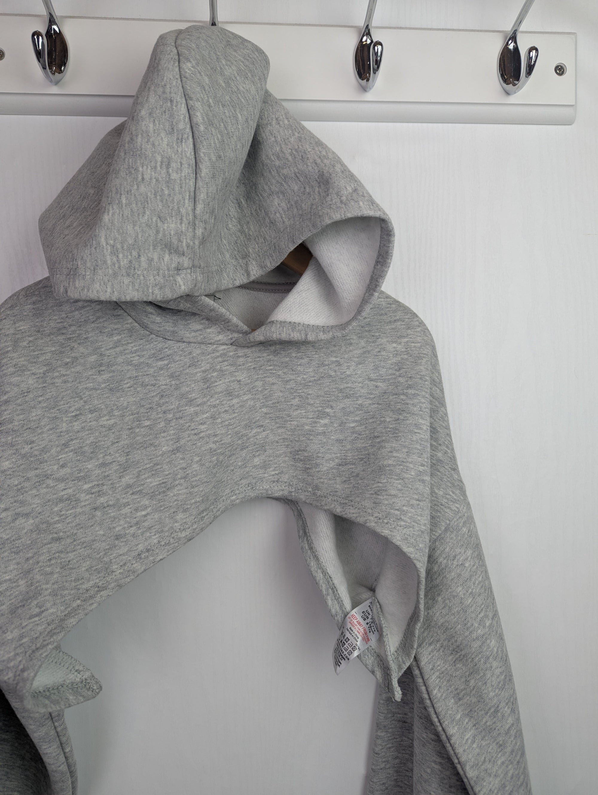 NWOT's River Island Grey crop Hoodie - Girls 7 - 8 Years - Little Ones Preloved. Second Hand Children's & Preloved Baby, Kids, Girls & Boys Clothes. UK online