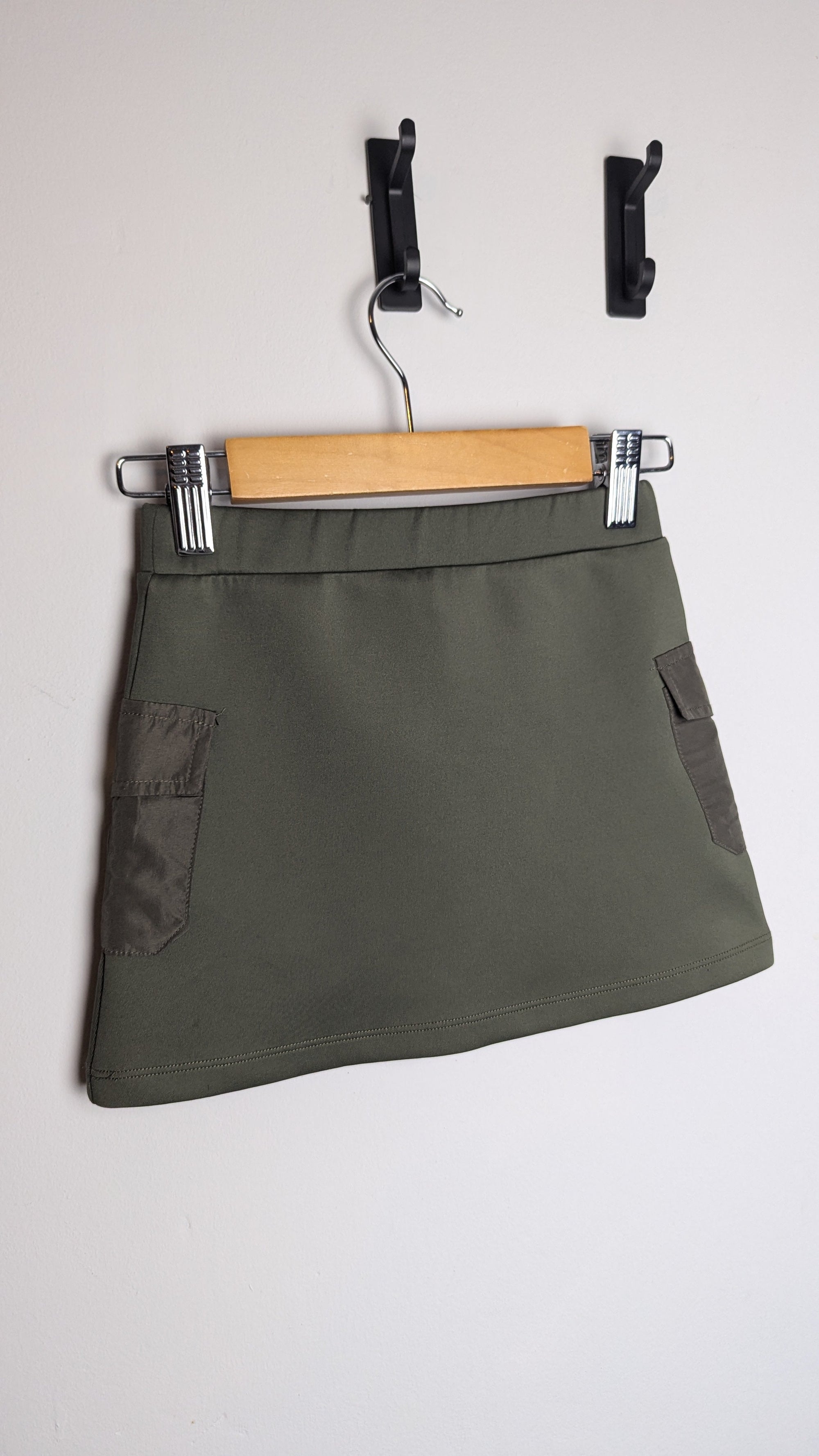 River Island Khaki Green Mini Skirt - Girls 2 - 3 Years - Little Ones Preloved. Second Hand Children's & Preloved Baby, Kids, Girls & Boys Clothes. UK online