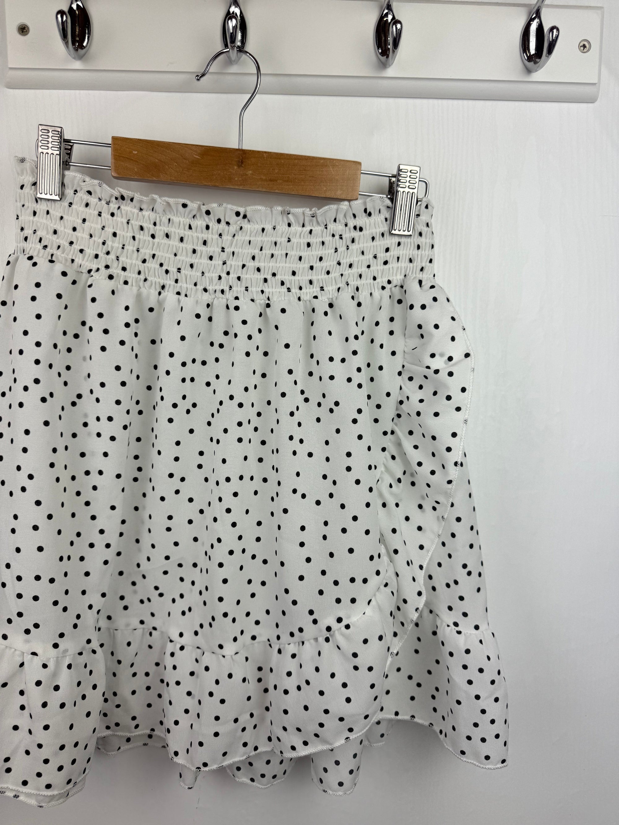Unbranded White Spotty Skirt - Girls 13 - 14 Years - Little Ones Preloved. Second Hand Children's & Preloved Baby, Kids, Girls & Boys Clothes. UK online