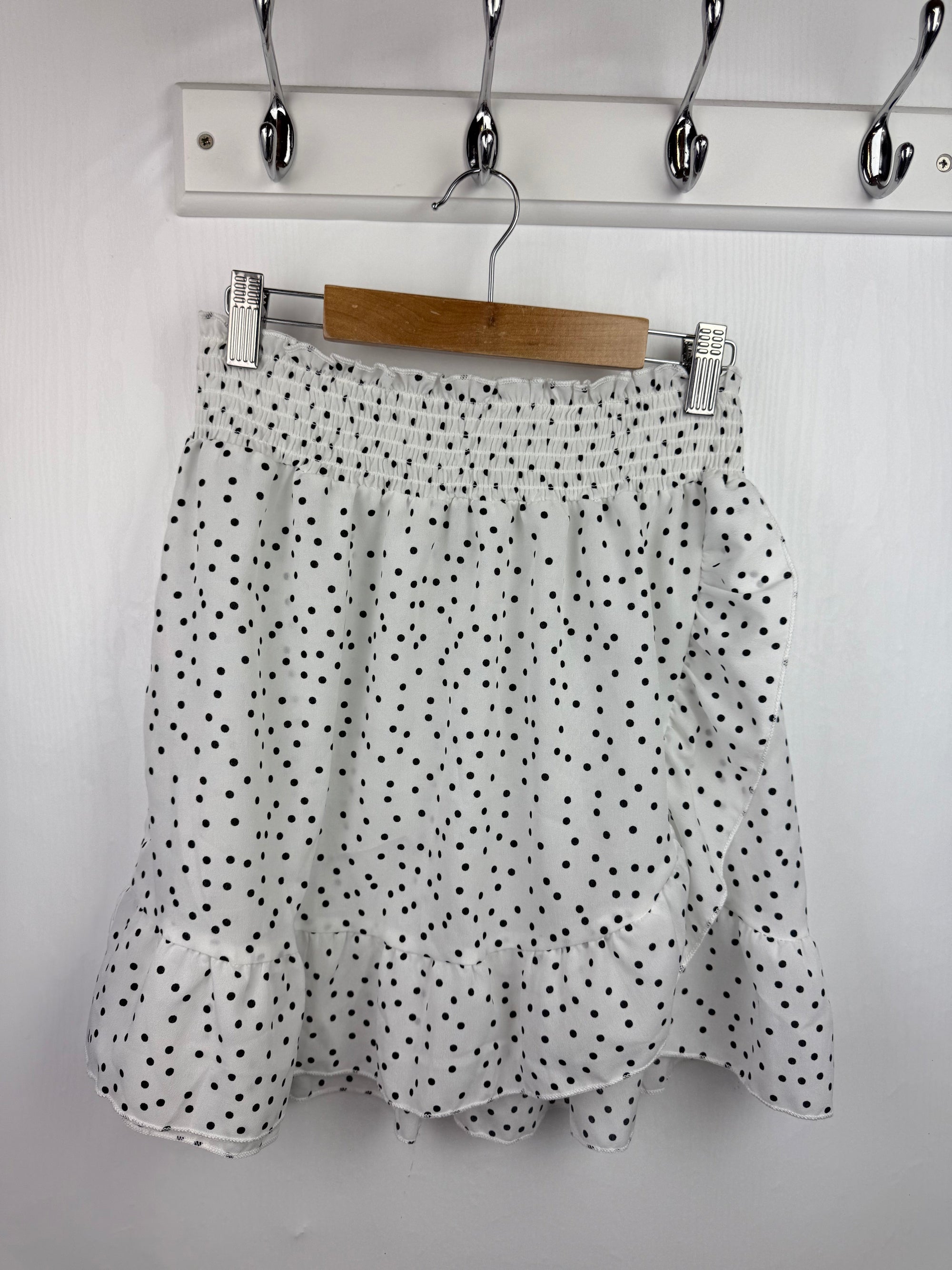 Unbranded White Spotty Skirt - Girls 13 - 14 Years - Little Ones Preloved. Second Hand Children's & Preloved Baby, Kids, Girls & Boys Clothes. UK online
