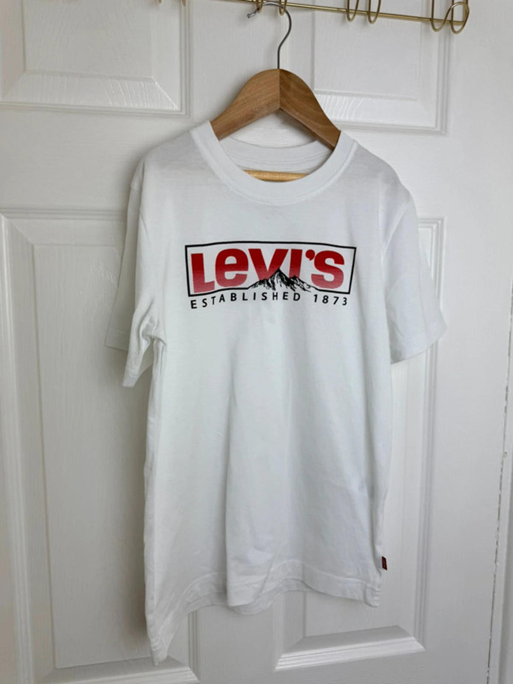 Levi’s White Short Sleeve Top - Unisex 7-8 Years Little Ones Preloved. Preloved Kids & Children’s Gently Used Clothing. Second Hand Baby, Girls & Boys Clothes. UK Postage