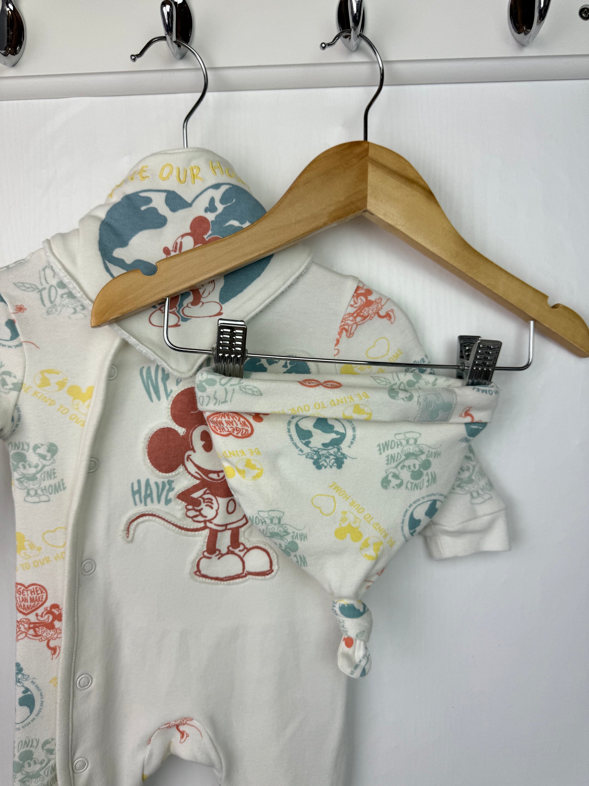 Primark Disney Mickey Mouse Sleepsuit, Hat & Bib - Unisex 0-3 Months Little Ones Preloved. Preloved Kids & Children’s Gently Used Clothing. Second Hand Baby, Girls & Boys Clothes. UK Postage