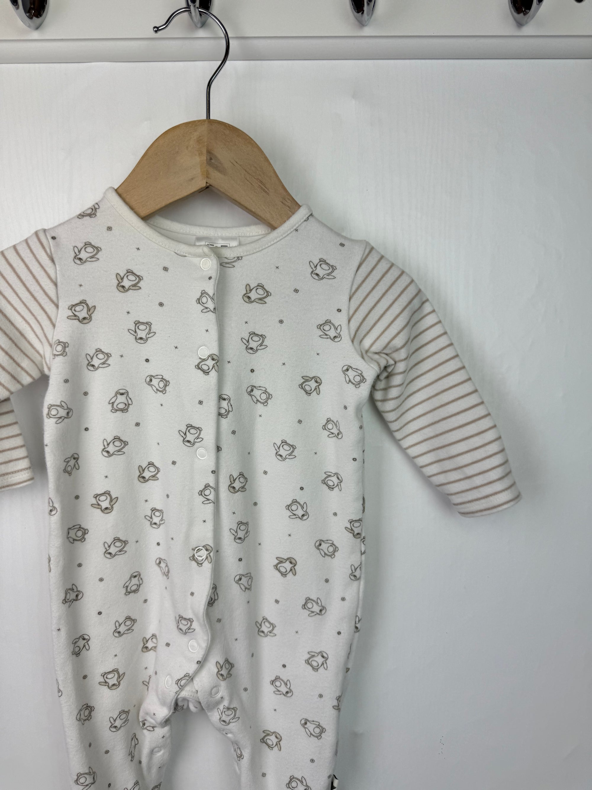 F&F Penguin Sleepsuit - Unisex 3-6 Months Little Ones Preloved. Preloved Kids & Children’s Gently Used Clothing. Second Hand Baby, Girls & Boys Clothes. UK Postage