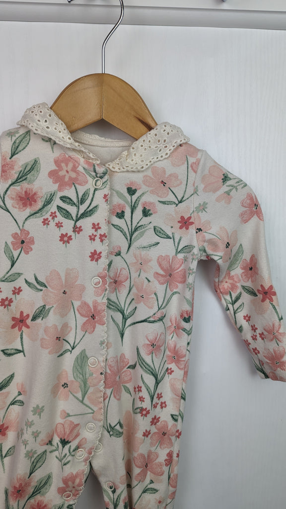 George Floral Sleepsuit 0-3 Months George Used, Preloved, Preworn & Second Hand Baby, Kids & Children's Clothing UK Online. Cheap affordable. Brands including Next, Joules, Nutmeg, TU, F&F, H&M.