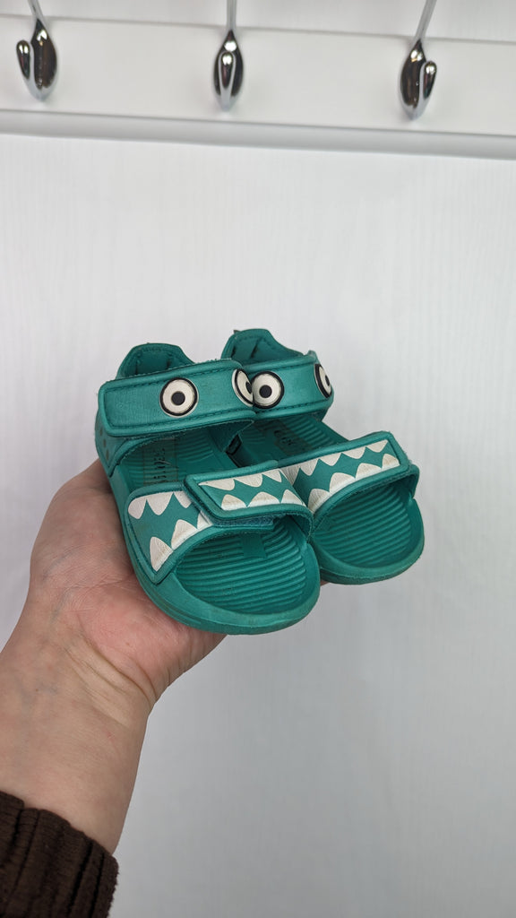 George Green Dinosaur Sandals Size 5 George Used, Preloved, Preworn & Second Hand Baby, Kids & Children's Clothing UK Online. Cheap affordable. Brands including Next, Joules, Nutmeg Morrisons, TU, F&F, H&M.