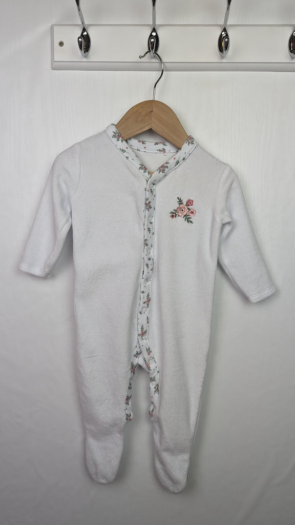 Lily & Dan White Floral Velour Sleepsuit - Girls 6-9 Months Lily & Dan Used, Preloved, Preworn & Second Hand Baby, Kids & Children's Clothing UK Online. Cheap affordable. Brands including Next, Joules, Nutmeg Morrisons, TU, F&F, H&M.