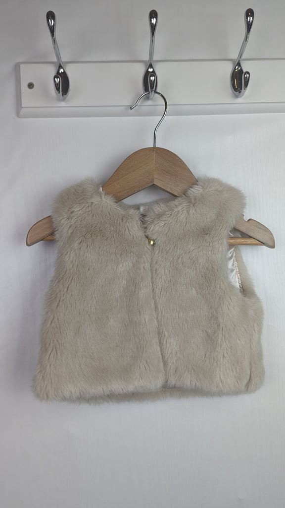 H&M Beige Faux Fur Gilet - Girls 9-12 Months H&M Used, Preloved, Preworn & Second Hand Baby, Kids & Children's Clothing UK Online. Cheap affordable. Brands including Next, Joules, Nutmeg Morrisons, TU, F&F, H&M.