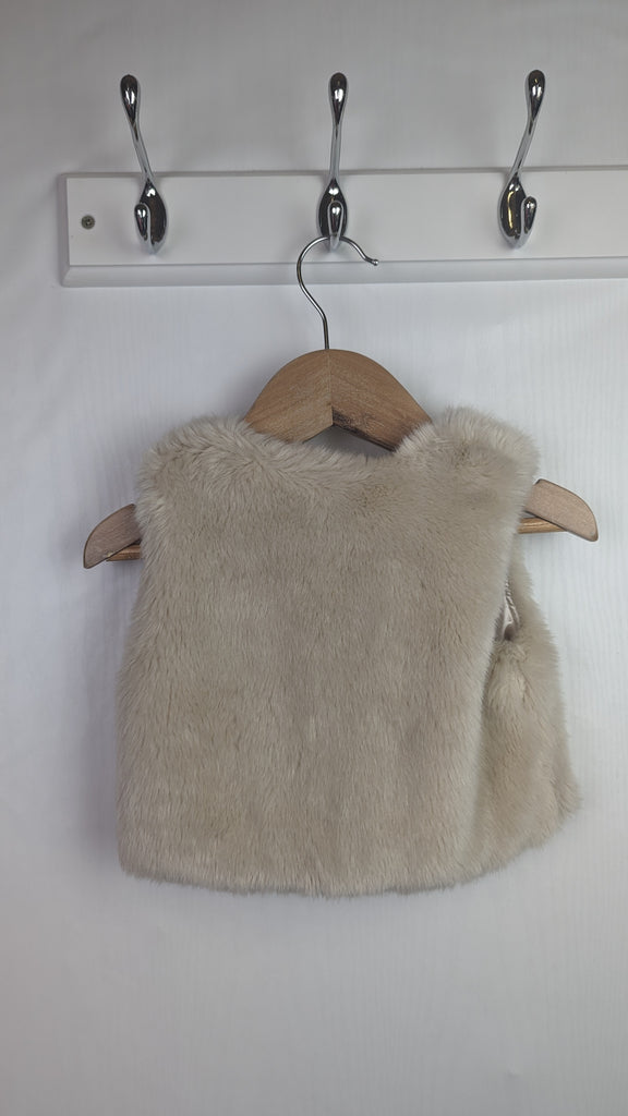 H&M Beige Faux Fur Gilet - Girls 9-12 Months H&M Used, Preloved, Preworn & Second Hand Baby, Kids & Children's Clothing UK Online. Cheap affordable. Brands including Next, Joules, Nutmeg Morrisons, TU, F&F, H&M.