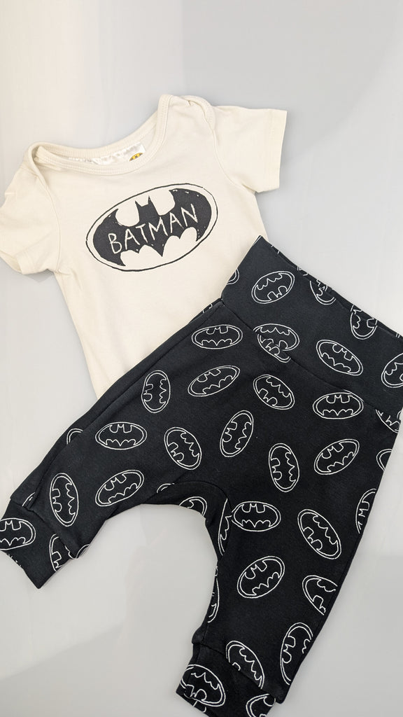 H&M Batman Bodysuit & Leggings - Baby Boys 2-4 Months H&M Used, Preloved, Preworn & Second Hand Baby, Kids & Children's Clothing UK Online. Cheap affordable. Brands including Next, Joules, Nutmeg Morrisons, TU, F&F, H&M.