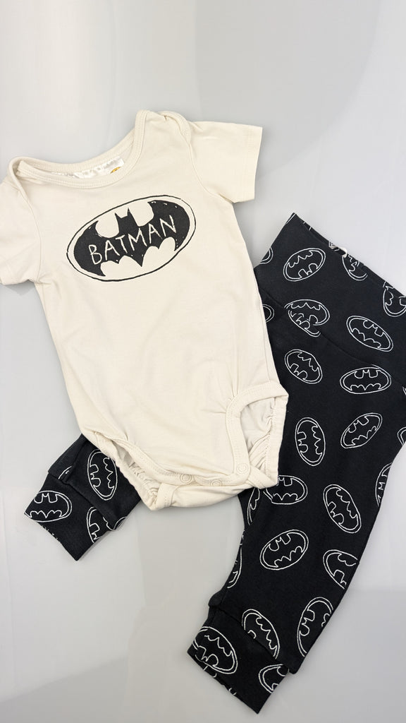 H&M Batman Bodysuit & Leggings - Baby Boys 2-4 Months H&M Used, Preloved, Preworn & Second Hand Baby, Kids & Children's Clothing UK Online. Cheap affordable. Brands including Next, Joules, Nutmeg Morrisons, TU, F&F, H&M.