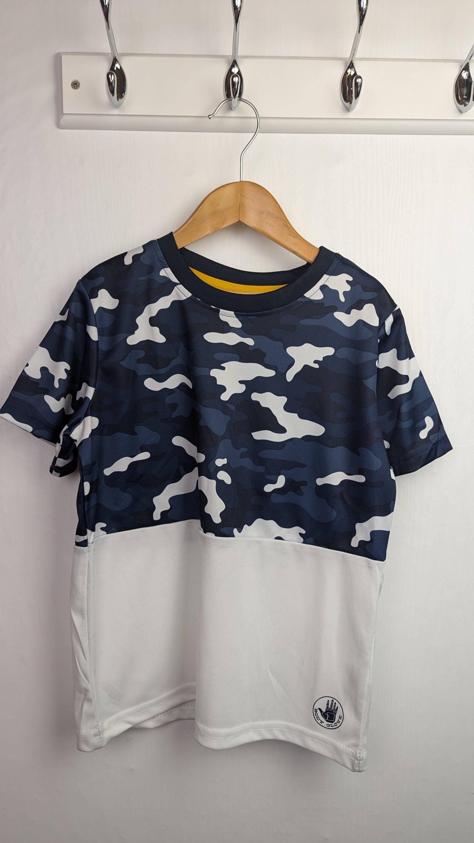 Body Glove Black & White Top - Boys 6 Years - Little Ones Preloved. Second Hand Children's & Preloved Baby, Kids, Girls & Boys Clothes. UK online