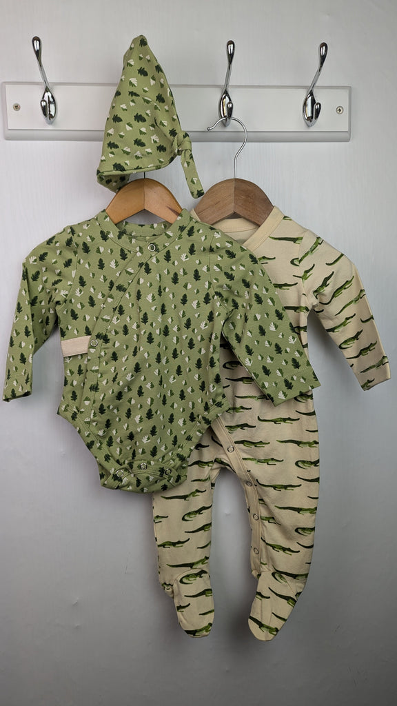 Creative Co-op Green Sleepsuit & Bodysuit - Unisex 6-9 Months Little Ones Preloved Used, Preloved, Preworn & Second Hand Baby, Kids & Children's Clothing UK Online. Cheap affordable. Brands including Next, Joules, Nutmeg Morrisons, TU, F&F, H&M.