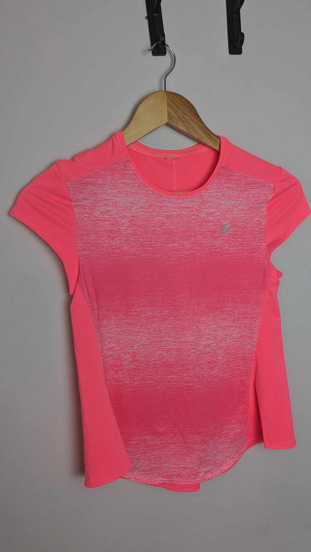 Domyos Decathlon Pink Gym Top - Girls 10 - 11 Years - Little Ones Preloved. Second Hand Children's & Preloved Baby, Kids, Girls & Boys Clothes. UK online