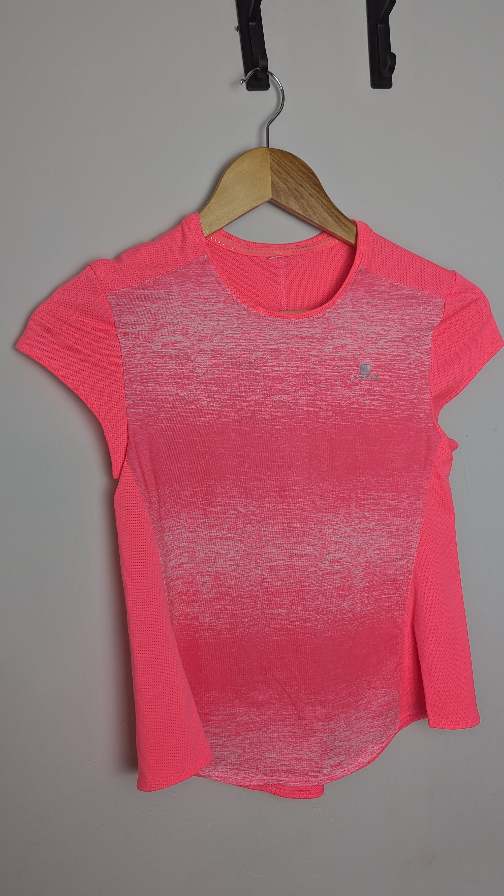 Domyos Decathlon Pink Gym Top - Girls 10 - 11 Years - Little Ones Preloved. Second Hand Children's & Preloved Baby, Kids, Girls & Boys Clothes. UK online