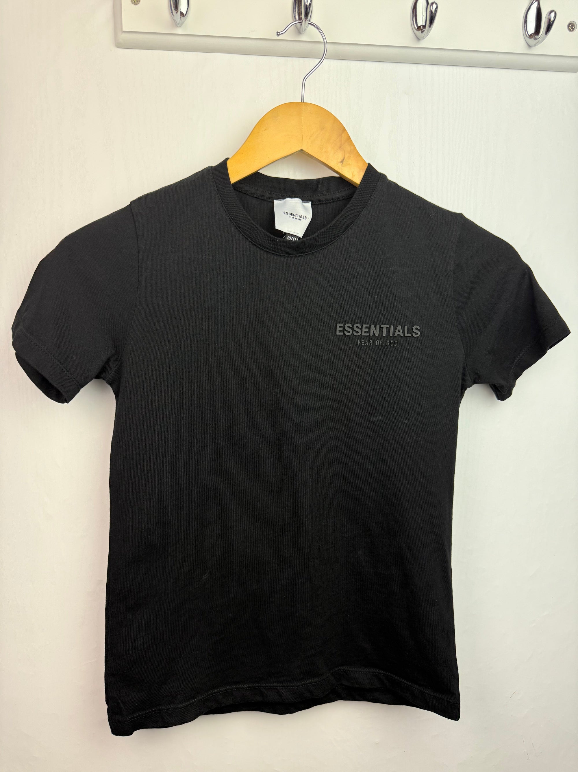 Essentials Black Short Sleeve Top - Boys 10 - 11 Years - Little Ones Preloved. Second Hand Children's & Preloved Baby, Kids, Girls & Boys Clothes. UK online