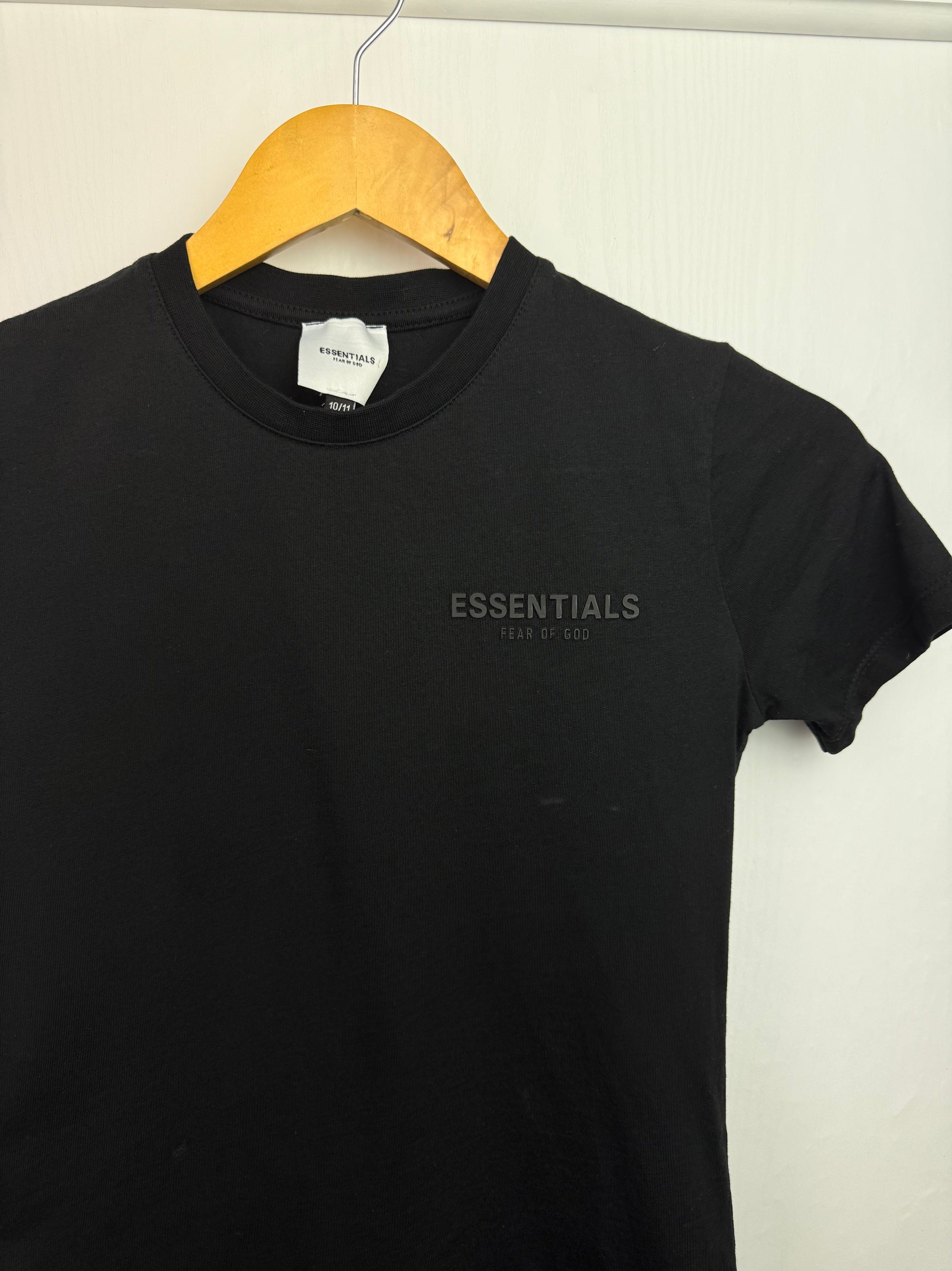 Essentials Black Short Sleeve Top - Boys 10 - 11 Years - Little Ones Preloved. Second Hand Children's & Preloved Baby, Kids, Girls & Boys Clothes. UK online