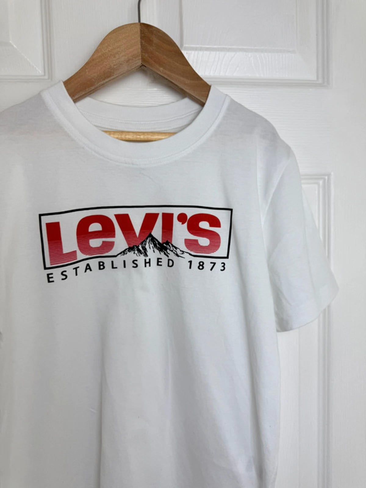 Levi’s White Short Sleeve Top - Unisex 7-8 Years Little Ones Preloved. Preloved Kids & Children’s Gently Used Clothing. Second Hand Baby, Girls & Boys Clothes. UK Postage