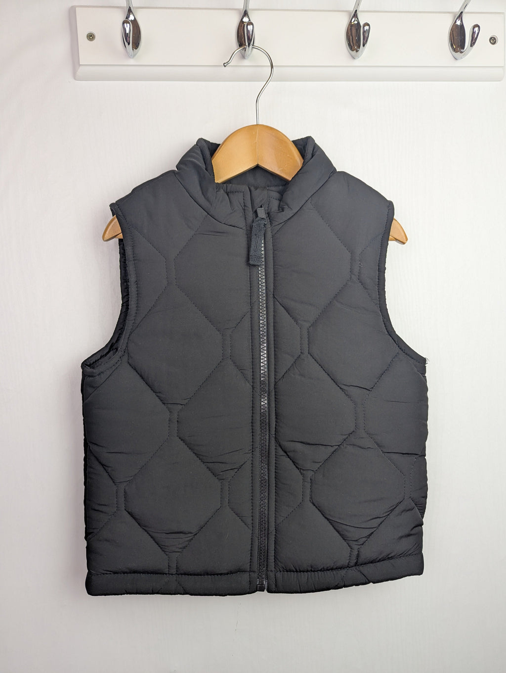 F&F Black Quilted Body Warmer - Unisex 3 - 4 Years - Little Ones Preloved. Second Hand Children's & Preloved Baby, Kids, Girls & Boys Clothes. UK online