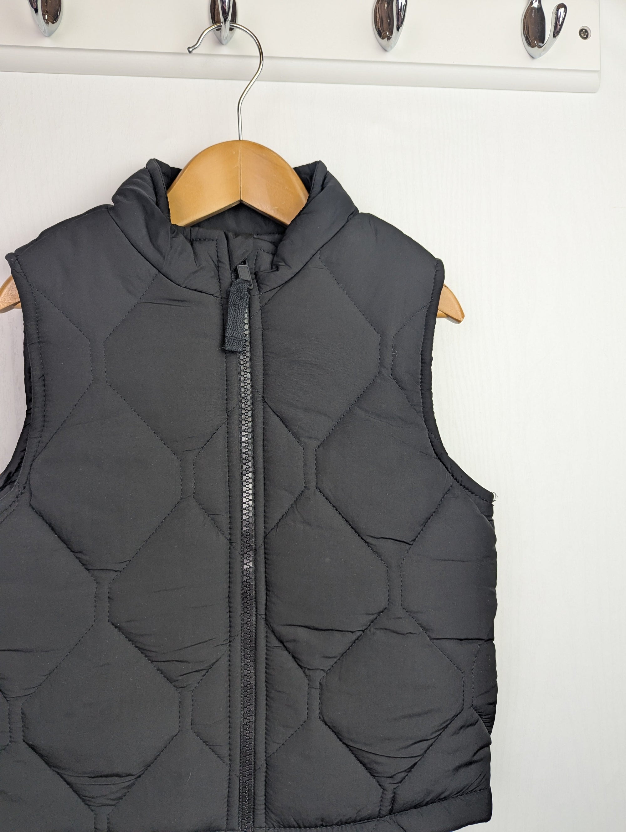 F&F Black Quilted Body Warmer - Unisex 3 - 4 Years - Little Ones Preloved. Second Hand Children's & Preloved Baby, Kids, Girls & Boys Clothes. UK online