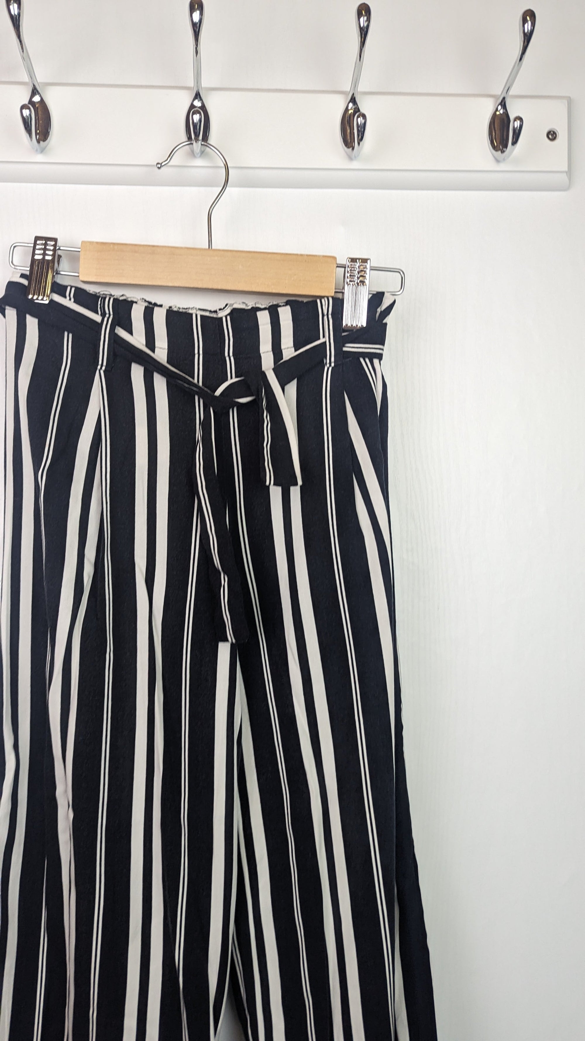 F&F Black & White Culottes - Girls 8 - 9 Years - Little Ones Preloved. Second Hand Children's & Preloved Baby, Kids, Girls & Boys Clothes. UK online