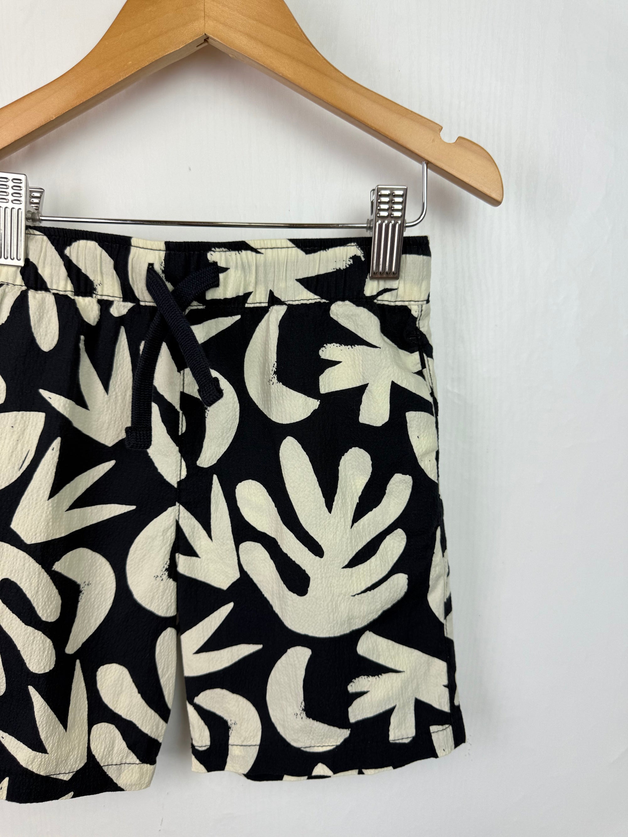 F&F Black & White Shorts - Boys 5 - 6 Years - Little Ones Preloved. Second Hand Children's & Preloved Baby, Kids, Girls & Boys Clothes. UK online
