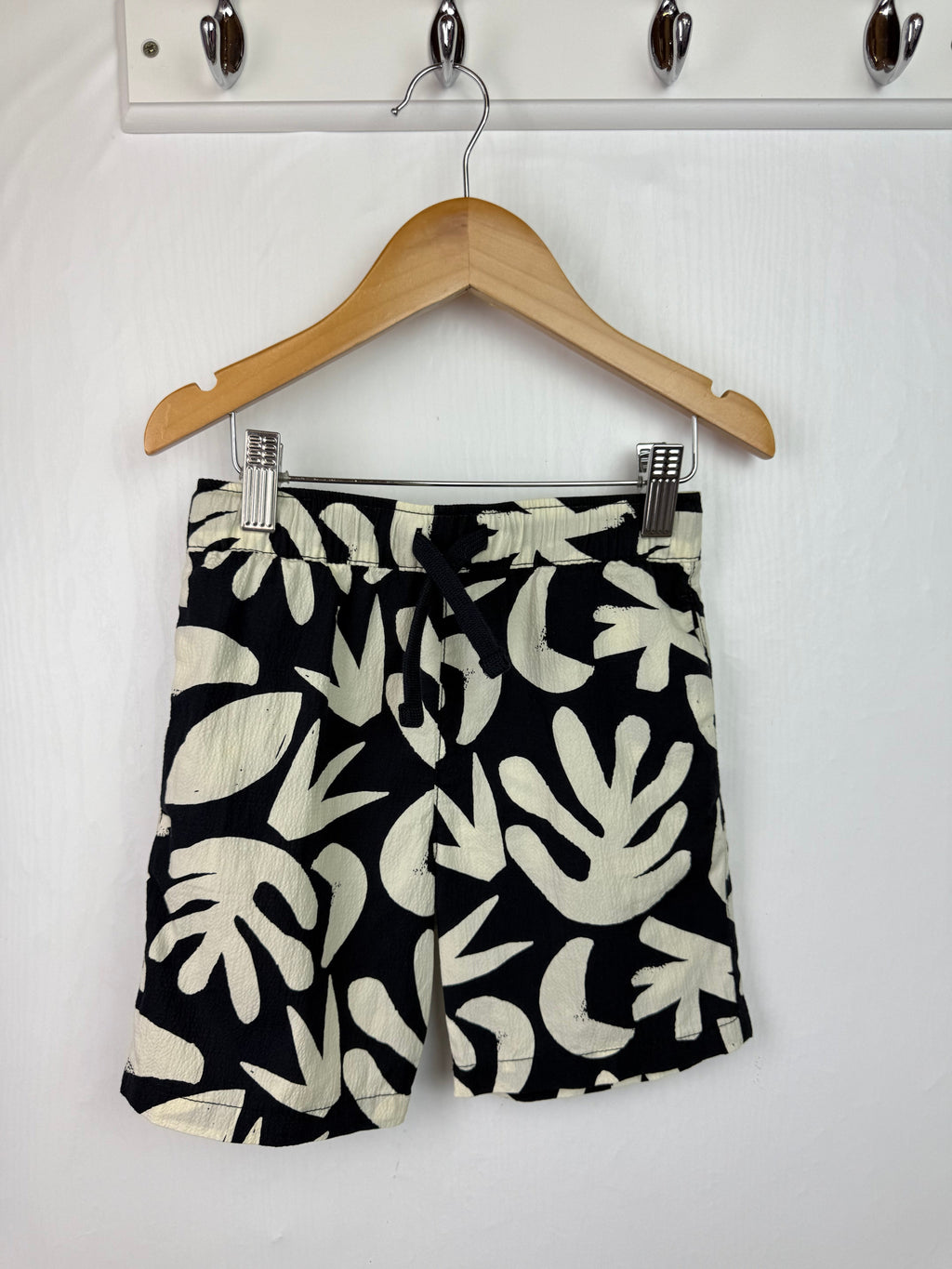 F&F Black & White Shorts - Boys 5 - 6 Years - Little Ones Preloved. Second Hand Children's & Preloved Baby, Kids, Girls & Boys Clothes. UK online
