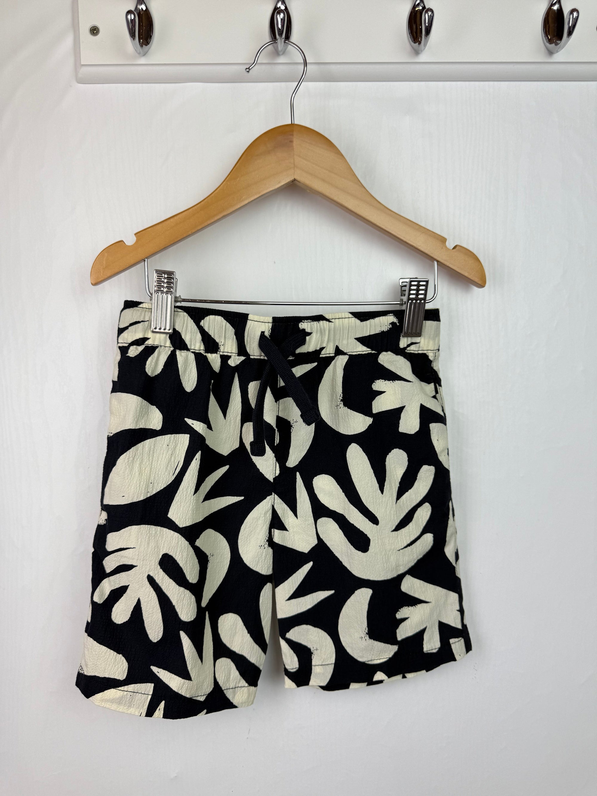 F&F Black & White Shorts - Boys 5 - 6 Years - Little Ones Preloved. Second Hand Children's & Preloved Baby, Kids, Girls & Boys Clothes. UK online