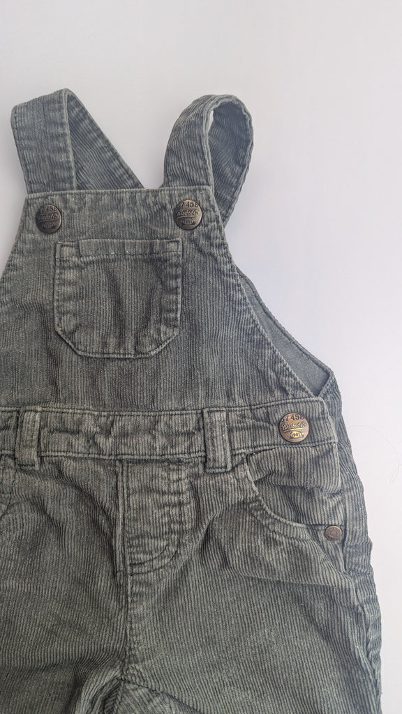 F&F Green Cord Dungarees - Boys 3-6 Months F&F Used, Preloved, Preworn & Second Hand Baby, Kids & Children's Clothing UK Online. Cheap affordable. Brands including Next, Joules, Nutmeg Morrisons, TU, F&F, H&M.