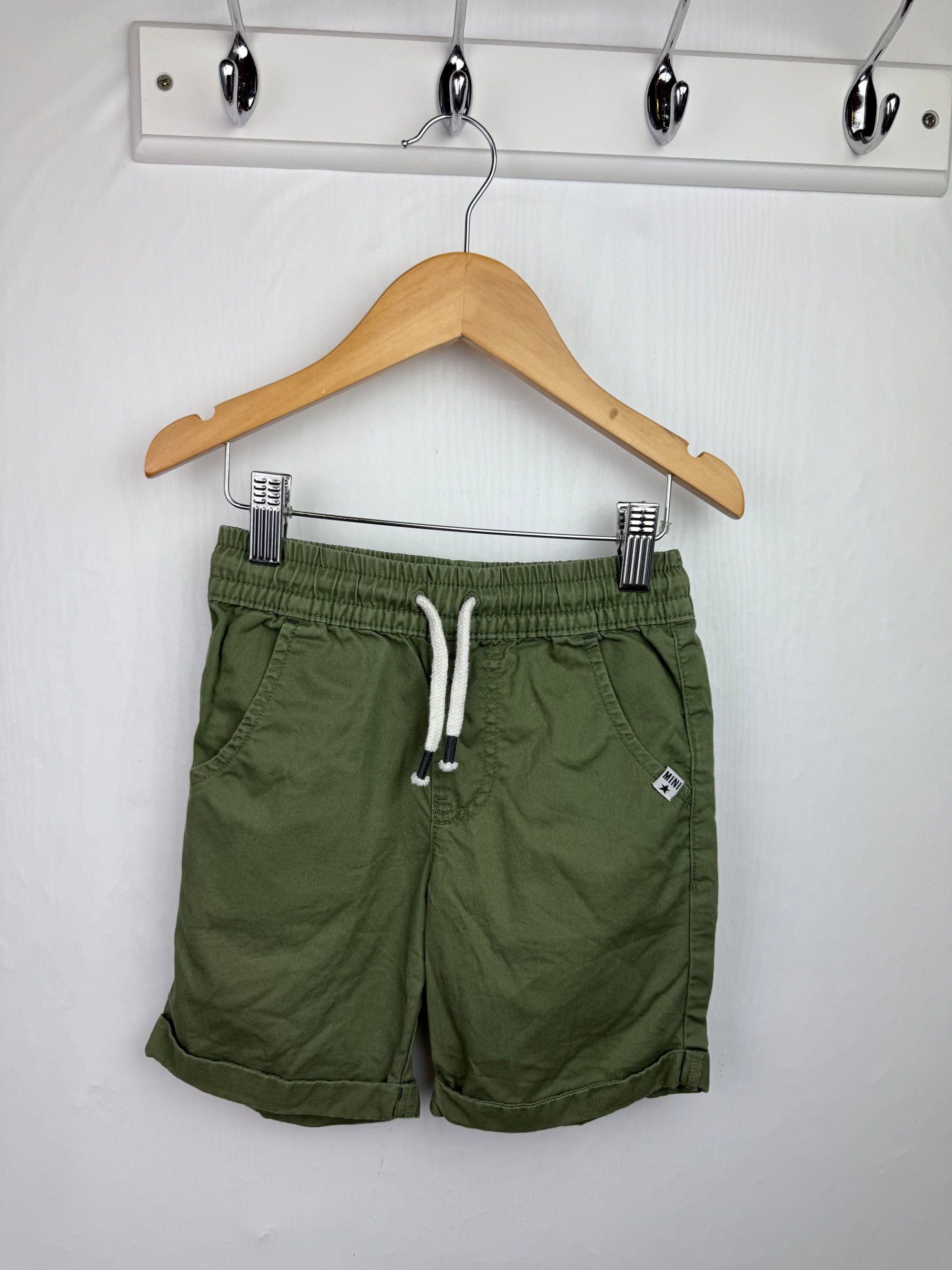 F&F Green Shorts - Boys 4 - 5 Years - Little Ones Preloved. Second Hand Children's & Preloved Baby, Kids, Girls & Boys Clothes. UK online