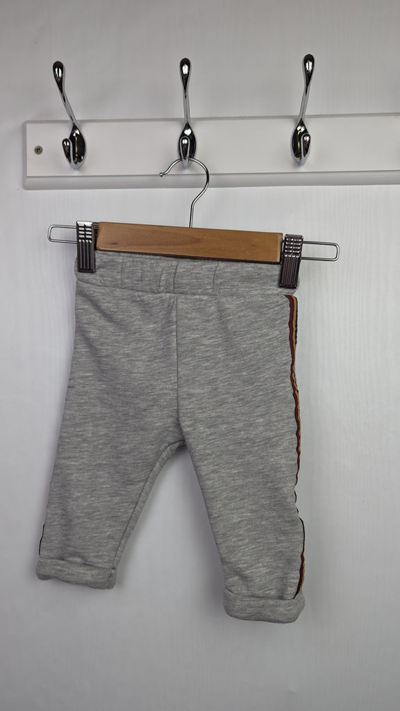 F&F Grey Striped Peppa Pig Joggers 3-6m F&F Used, Preloved, Preworn Baby, Girls & Boys Clothes. Kids & Children's second hand Clothing UK Online. Cheap affordable. Brands including Next, Joules, Nutmeg Morrisons, TU, F&F, H&M.