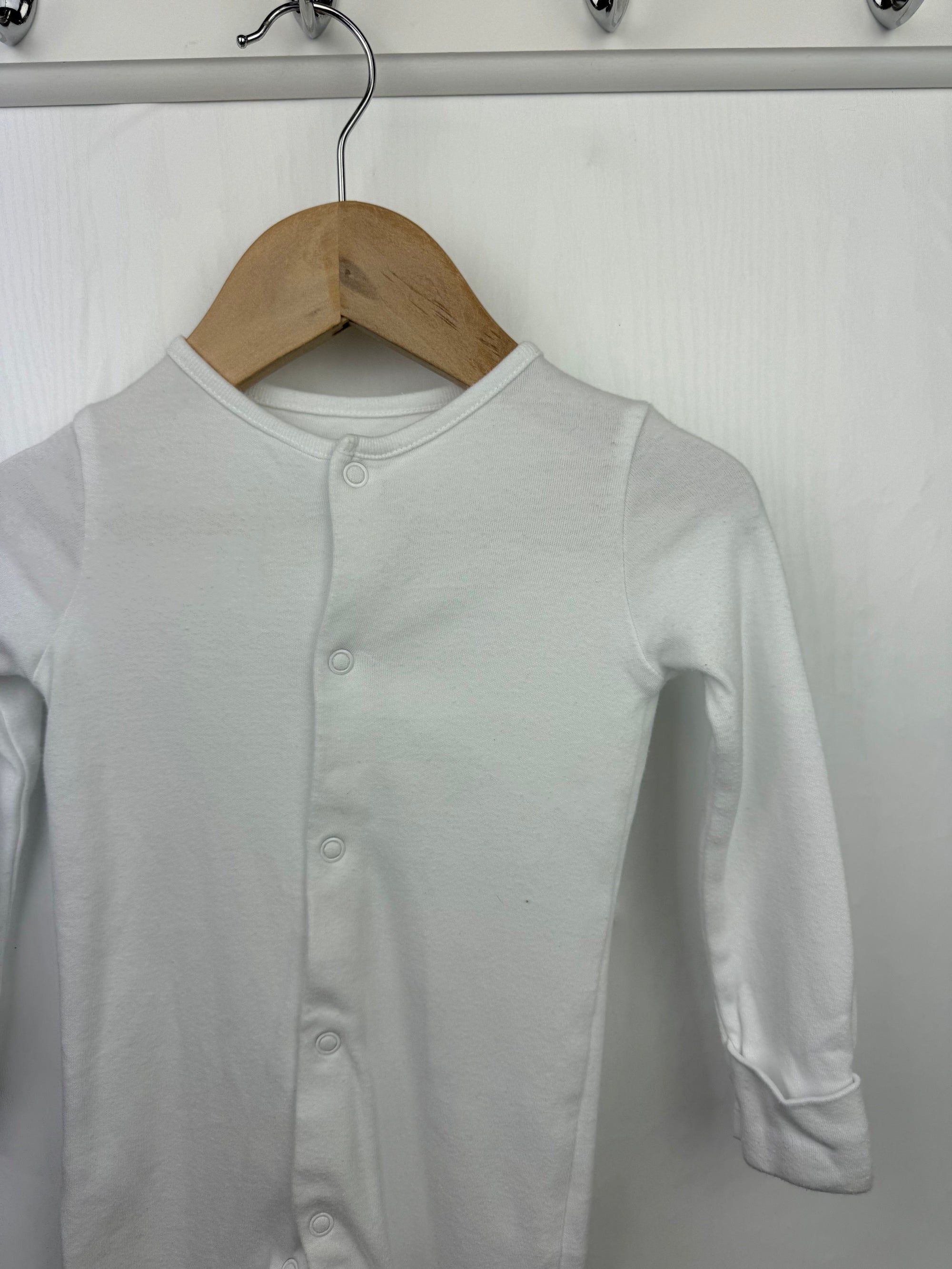 F&F Plain White Sleepsuit - Unisex 6 - 9 Months - Little Ones Preloved. Second Hand Children's & Preloved Baby, Kids, Girls & Boys Clothes. UK online