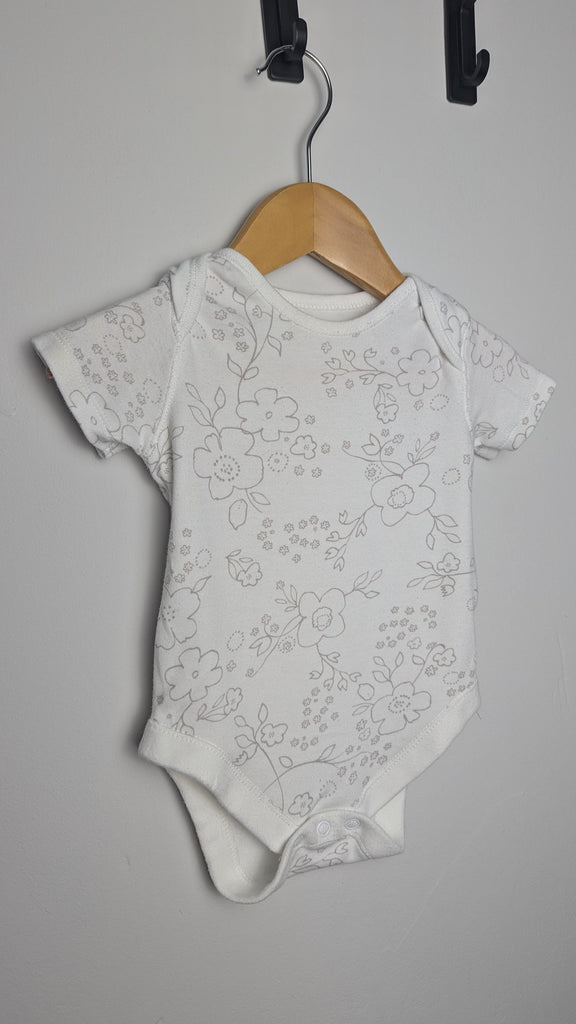 F&F White & Grey Floral Bodysuit - Girls 3-6 Months Little Ones Preloved Used, Preloved, Preworn Baby, Girls & Boys Clothes. Kids & Children's second hand Clothing UK Online. Cheap affordable. Brands including Next, Joules, Nutmeg Morrisons, TU, F&F, H&M.