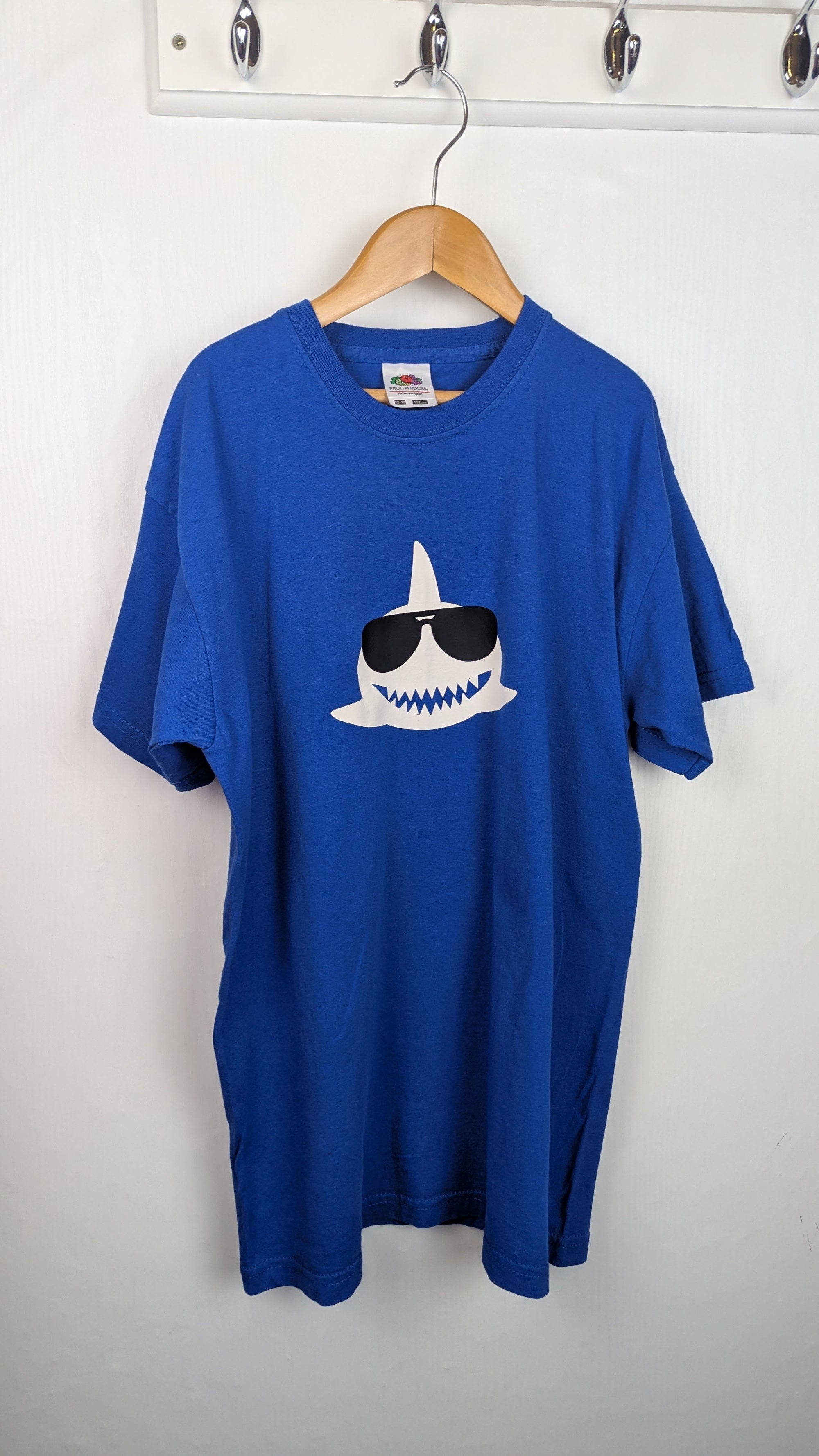 Fruit of The Loom Shark Top - Boys 12 - 13 Years - Little Ones Preloved. Second Hand Children's & Preloved Baby, Kids, Girls & Boys Clothes. UK online
