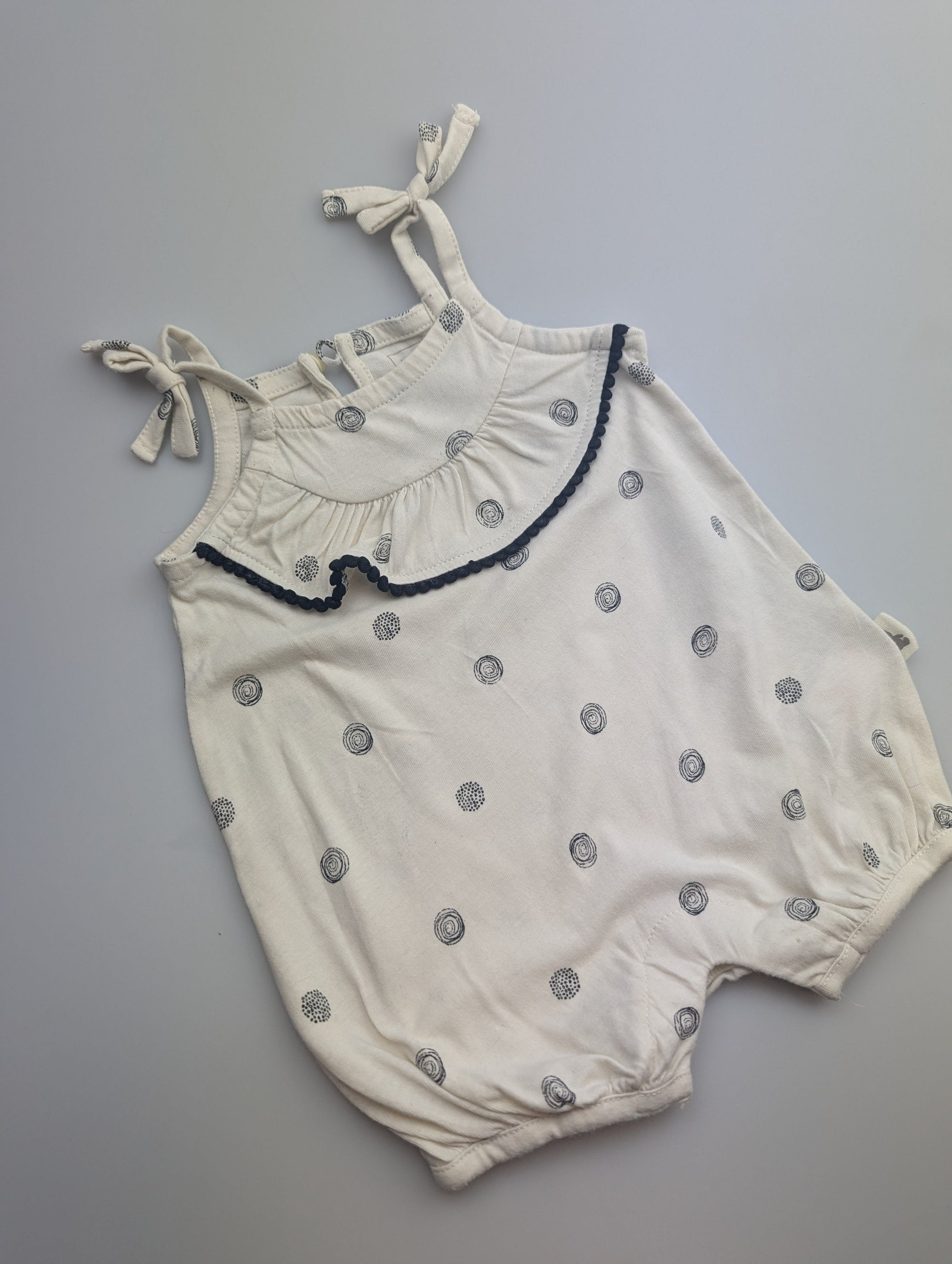 Gao Cream Romper - Girls 0 - 3 Months - Little Ones Preloved. Second Hand Children's & Preloved Baby, Kids, Girls & Boys Clothes. UK online