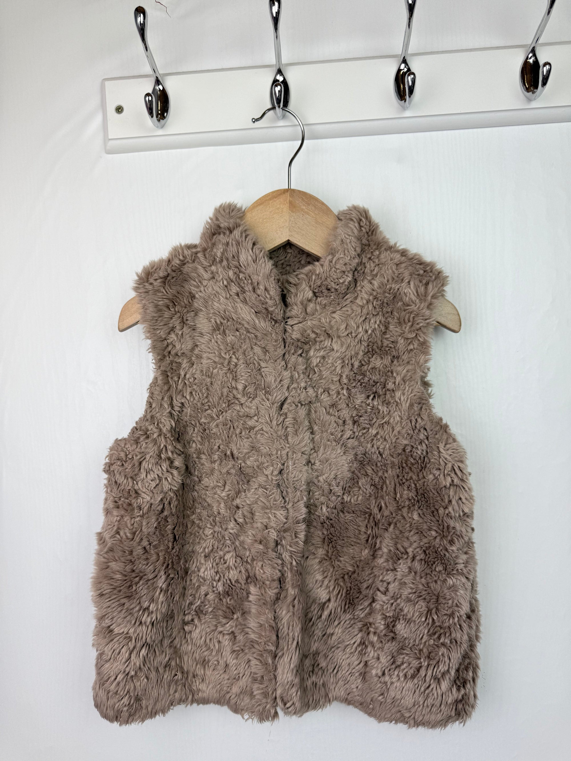 Gap Brown Fluffy Gilet - Girls 4 - 5 Years - Little Ones Preloved. Second Hand Children's & Preloved Baby, Kids, Girls & Boys Clothes. UK online