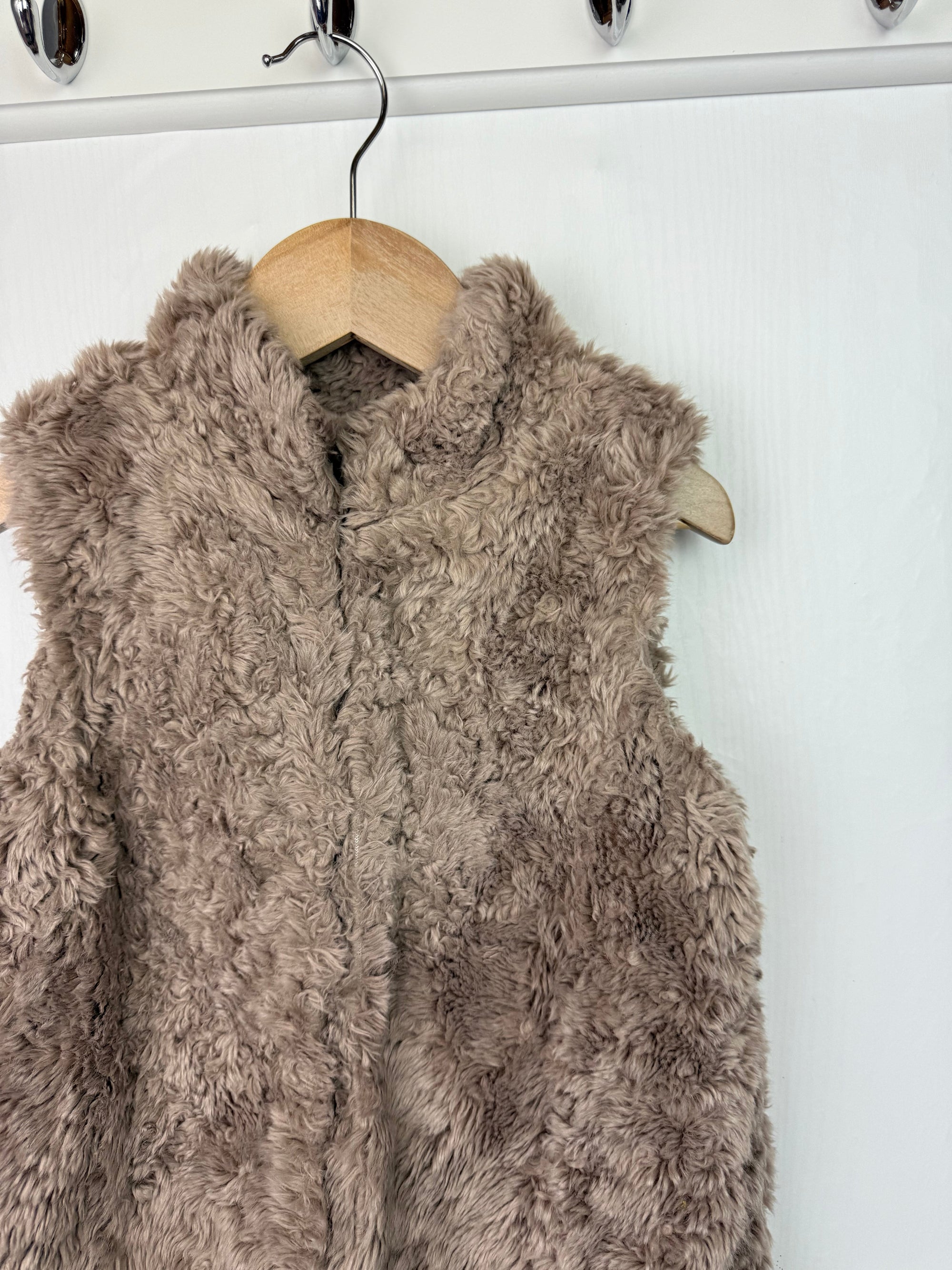 Gap Brown Fluffy Gilet - Girls 4 - 5 Years - Little Ones Preloved. Second Hand Children's & Preloved Baby, Kids, Girls & Boys Clothes. UK online
