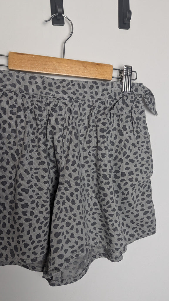 Gap Grey Animal Print Shorts - Girls 10 Years Little Ones Preloved Used, Preloved, Preworn Baby, Girls & Boys Clothes. Kids & Children's second hand Clothing UK Online. Cheap affordable. Brands including Next, Joules, Nutmeg Morrisons, TU, F&F, H&M.