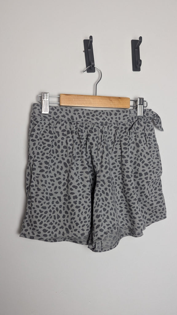 Gap Grey Animal Print Shorts - Girls 10 Years Little Ones Preloved Used, Preloved, Preworn Baby, Girls & Boys Clothes. Kids & Children's second hand Clothing UK Online. Cheap affordable. Brands including Next, Joules, Nutmeg Morrisons, TU, F&F, H&M.