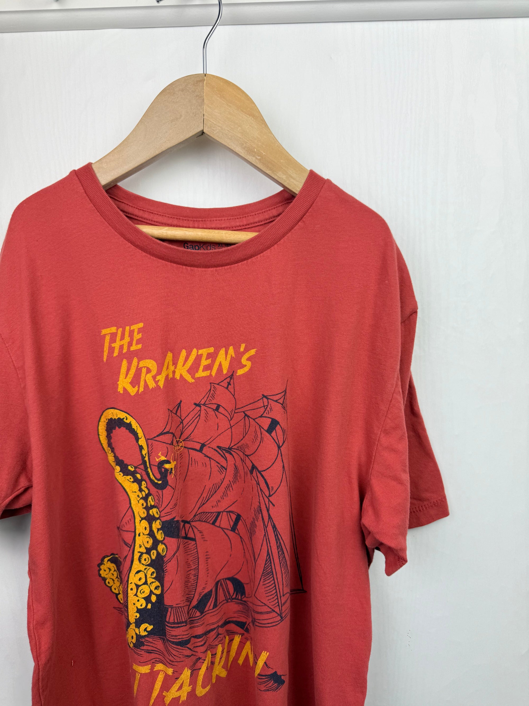 Gap The Kraken's Attackin Top - Boys 12 - 13 Years - Little Ones Preloved. Second Hand Children's & Preloved Baby, Kids, Girls & Boys Clothes. UK online
